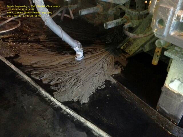 為解決傳送帶上的回運(yùn)物料問題，技術(shù)人員安裝了 CleanScrape? 清掃器。(圖1)